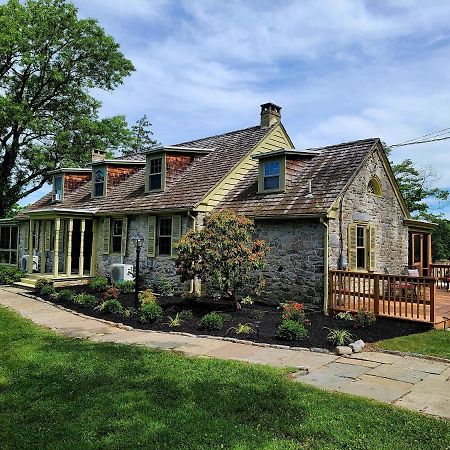 Downingtown Manor - 1900S Farmhouse With Creek Views Eksteriør billede