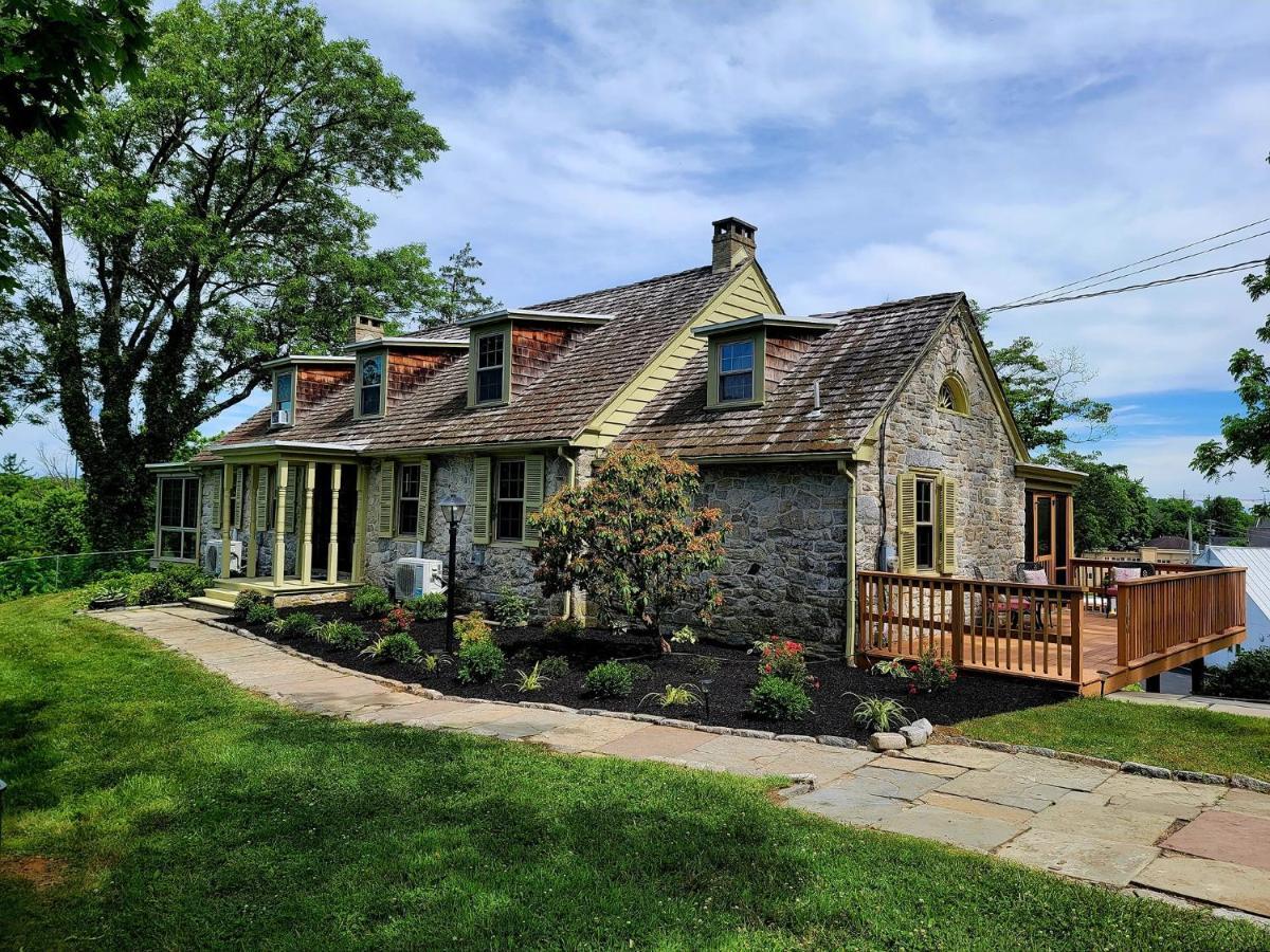 Downingtown Manor - 1900S Farmhouse With Creek Views Eksteriør billede