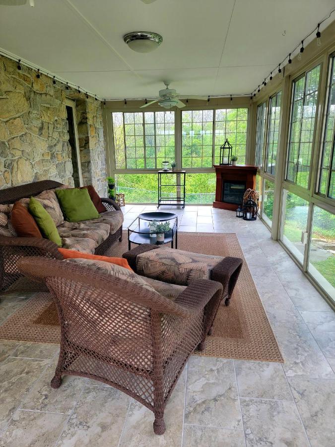 Downingtown Manor - 1900S Farmhouse With Creek Views Eksteriør billede