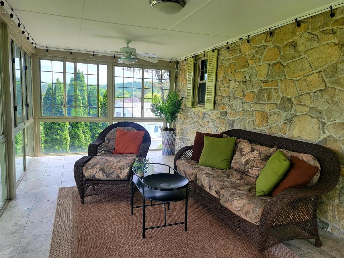 Downingtown Manor - 1900S Farmhouse With Creek Views Eksteriør billede